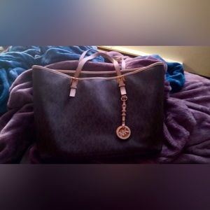 Michael Kors Tote bag. Needs some tlc I need the $